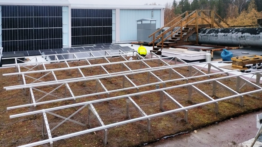 Aurinkopaneelien tukirakenne ja Nordic Green Roof -maksaruohomatto on asennettu Lohjalla Kerabitin katolle. Asentaja Eg-Trading Oy.