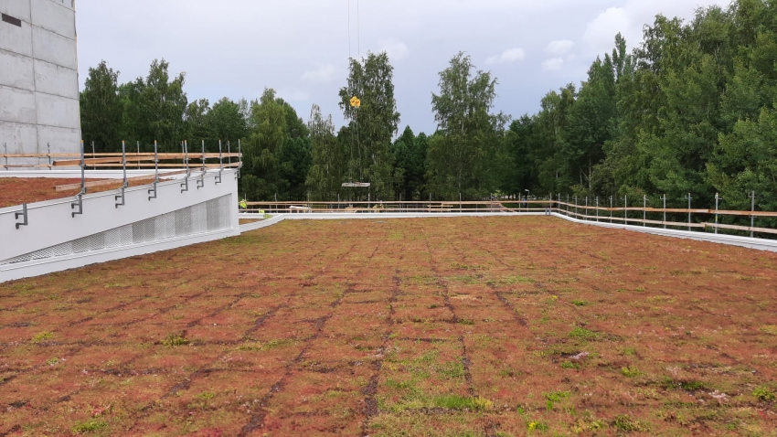Nordic Green Roof -maksaruohomatto asennettuna paikoitushallin katolle. Asentaja Eg-Trading Oy.