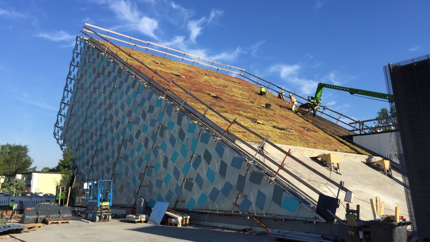 Kaltevalle katolle on asennettu Nordic Green Roof® maksaruohomattoa. Asentaja Eg-Trading Oy.