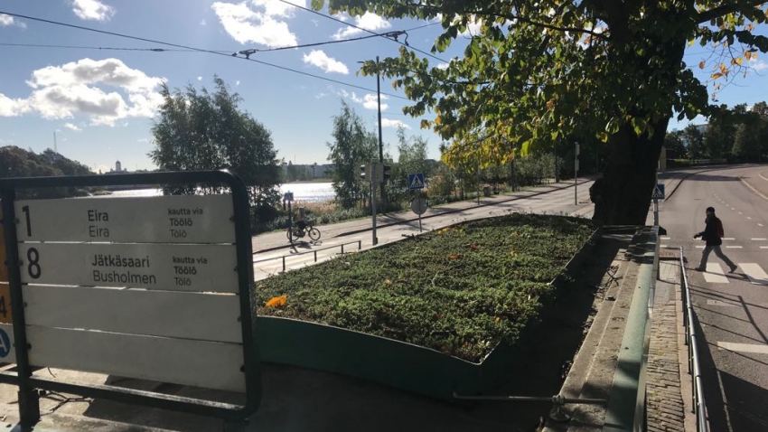 Nordic Green Roof -maksaruohomatto asennettuna Kaupunginpuutarhan raitiovaunupysäkin katolle. Asentaja Eg-Trading Oy.