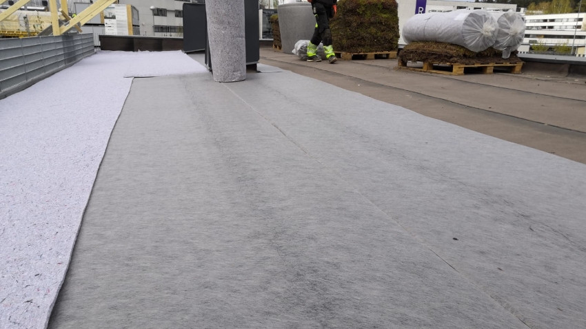 Nordic Green Roof® maksaruohomaton alle asennetaan salaojitusta ja vedenpitomattoa. Eg-Trading Oy.