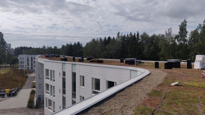 Green Roof® maksaruohoviherkattoa asennetaan Vuosaaressa. Asentaja Eg-trading Oy.