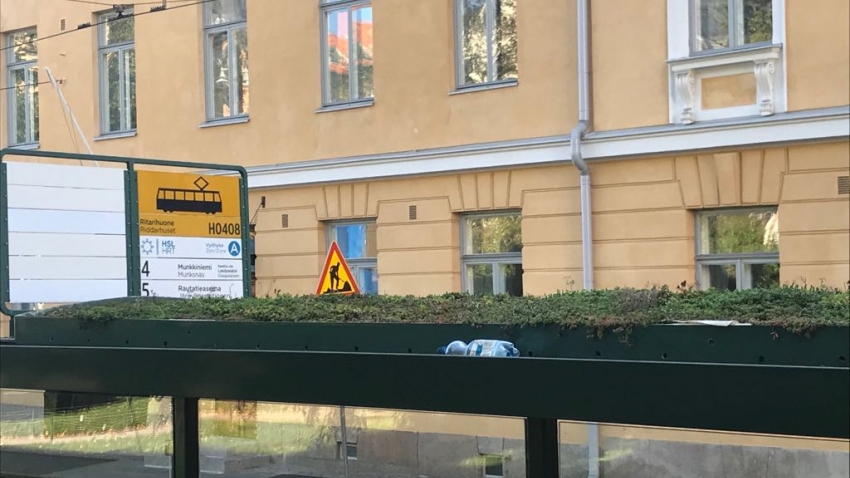 Nordic Green Roof -maksaruohomatto asennettuna Ritarihuoneen raitiovaunupysäkin katolle. Asentaja Eg-Trading Oy.