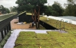 Nordic Green Roof® maksaruohomattoja asennetaan vedenpitomaton päälle. Asentaja Eg-Trading Oy.